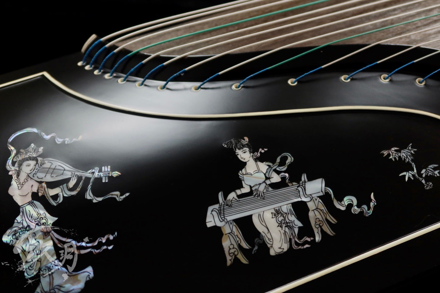 Longfeng Guzheng - Elegant Lady with Guzheng