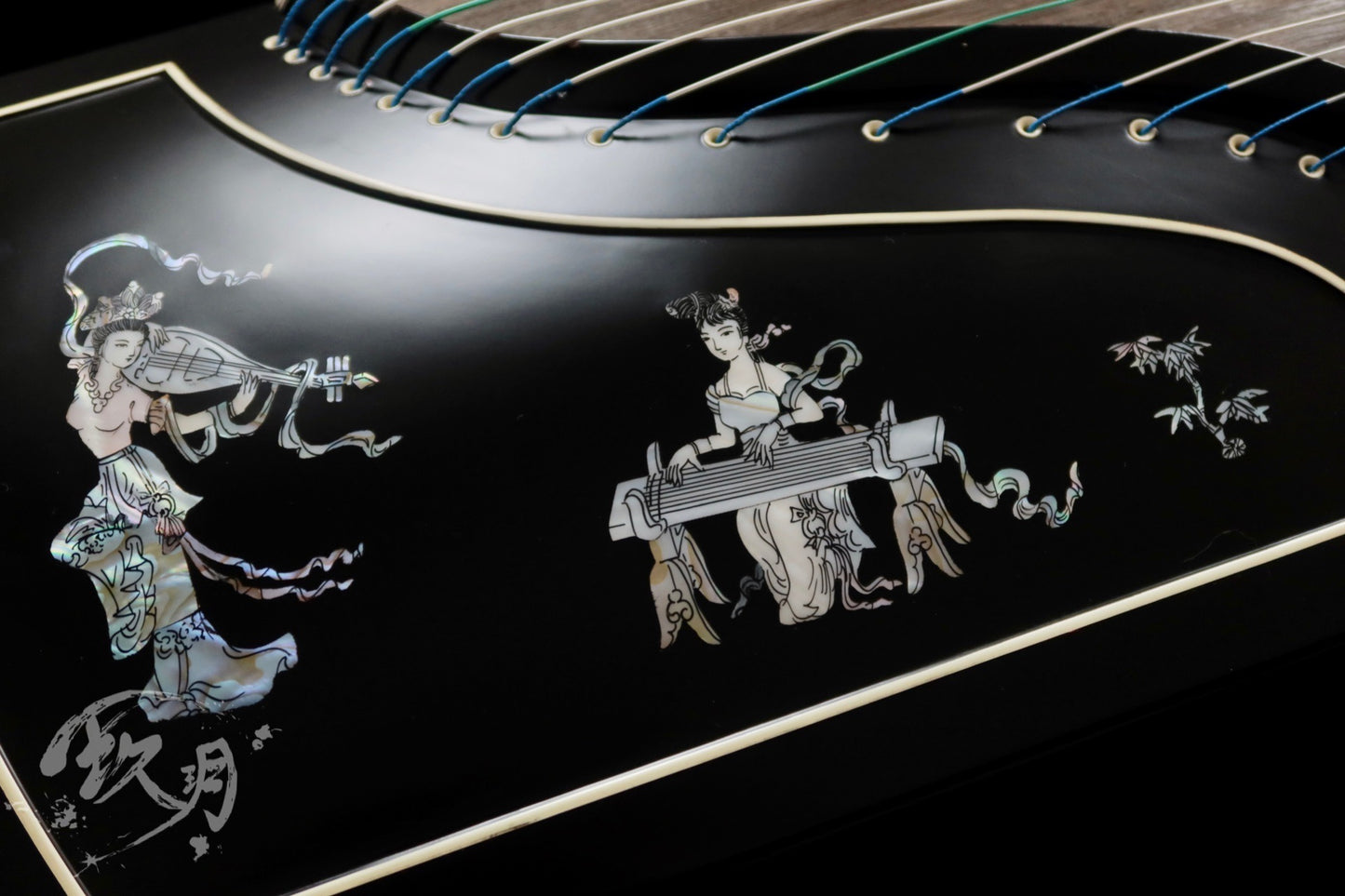 Longfeng Guzheng - Elegant Lady with Guzheng