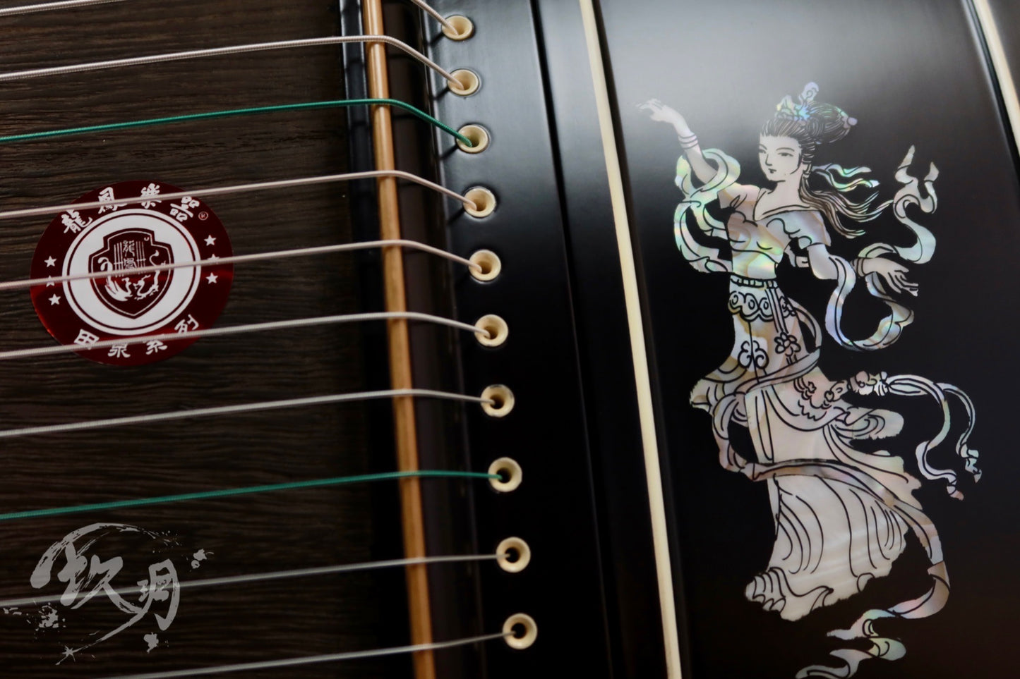 Longfeng Guzheng - Elegant Lady with Guzheng