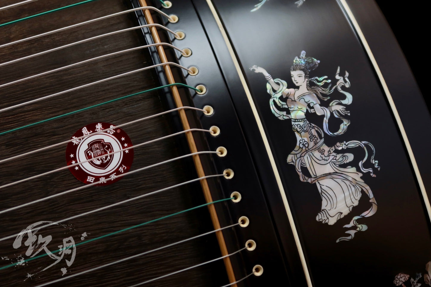 Longfeng Guzheng - Elegant Lady with Guzheng