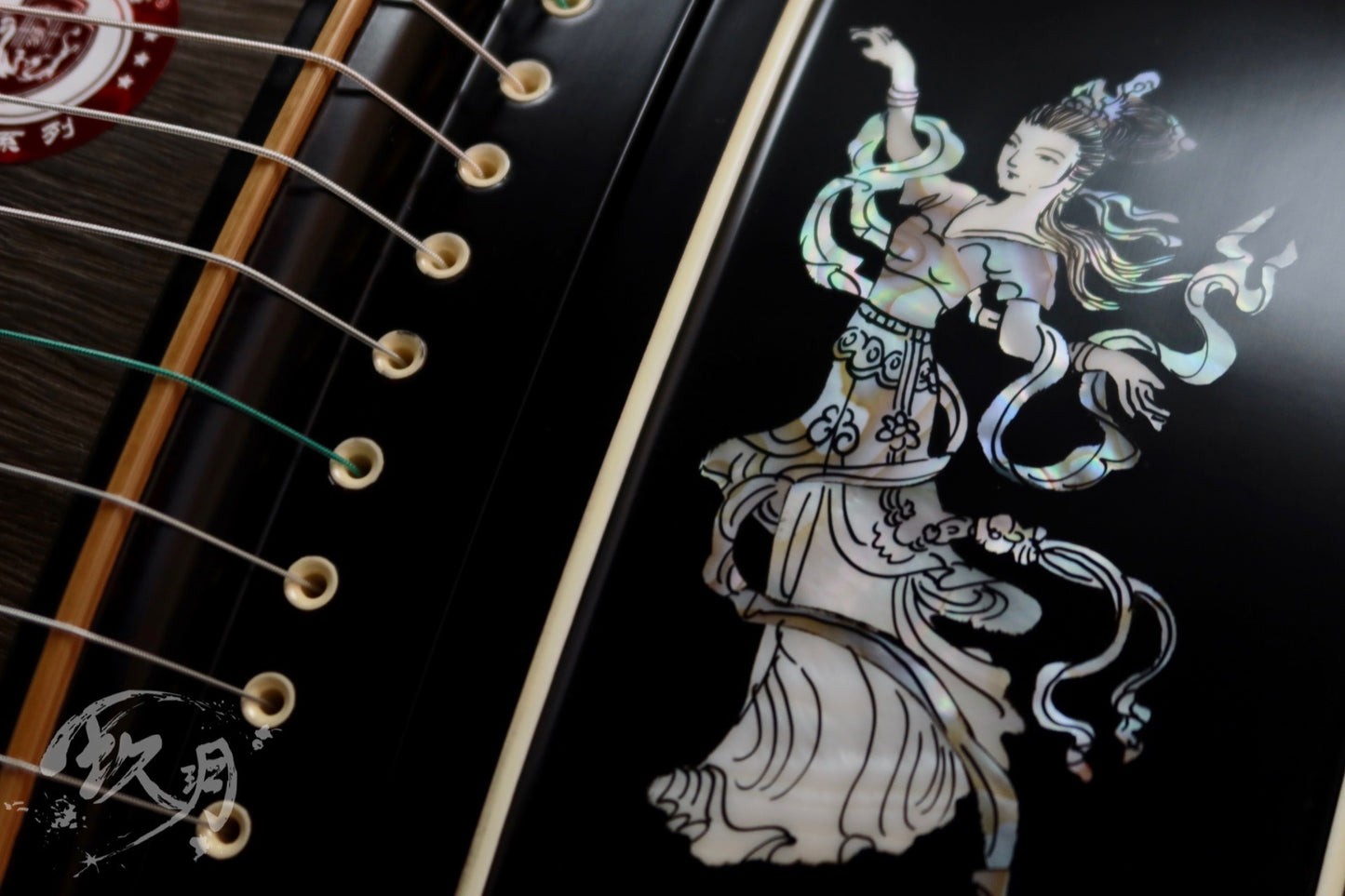 Longfeng Guzheng - Elegant Lady with Guzheng