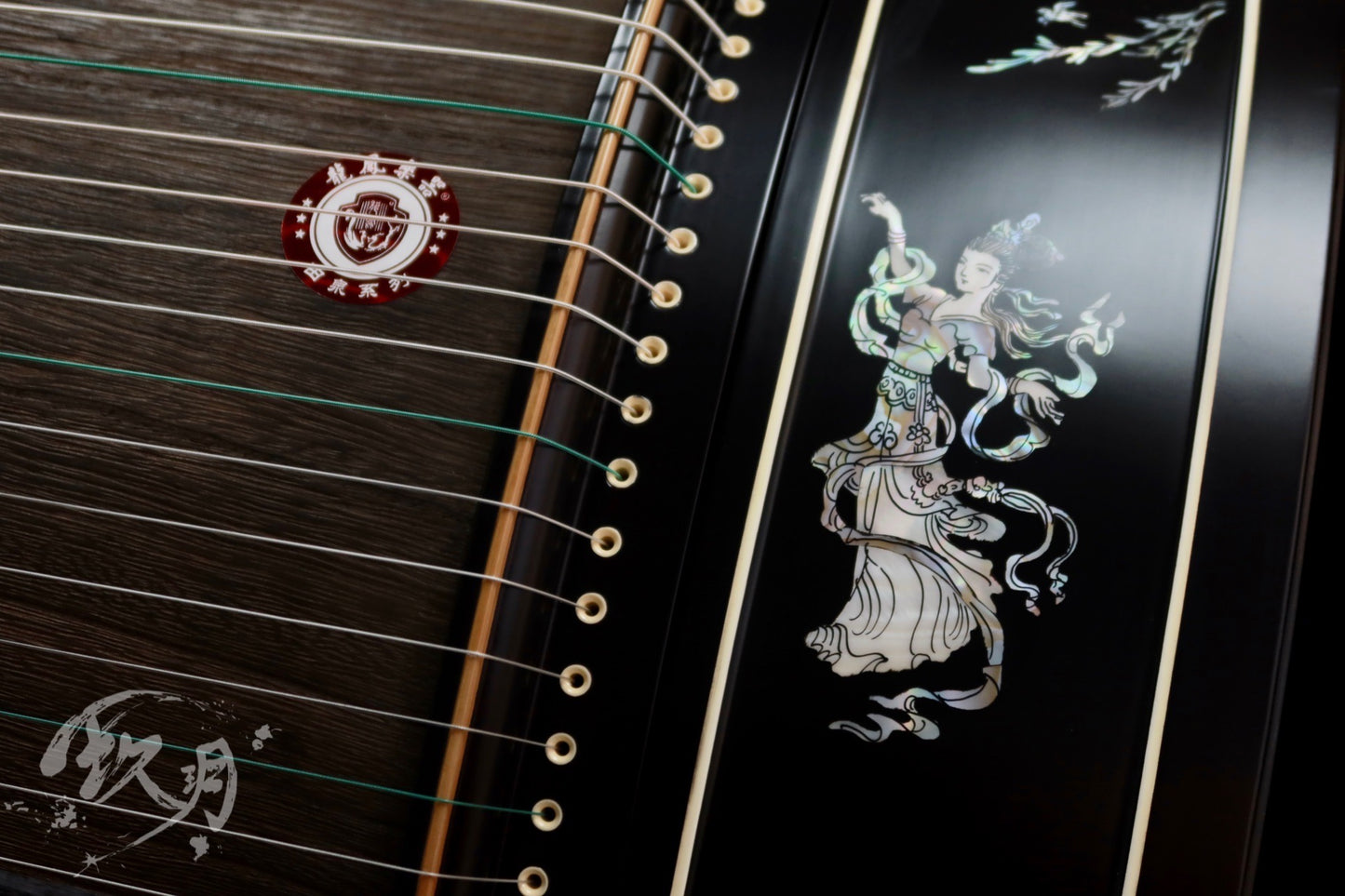 Longfeng Guzheng - Elegant Lady with Guzheng