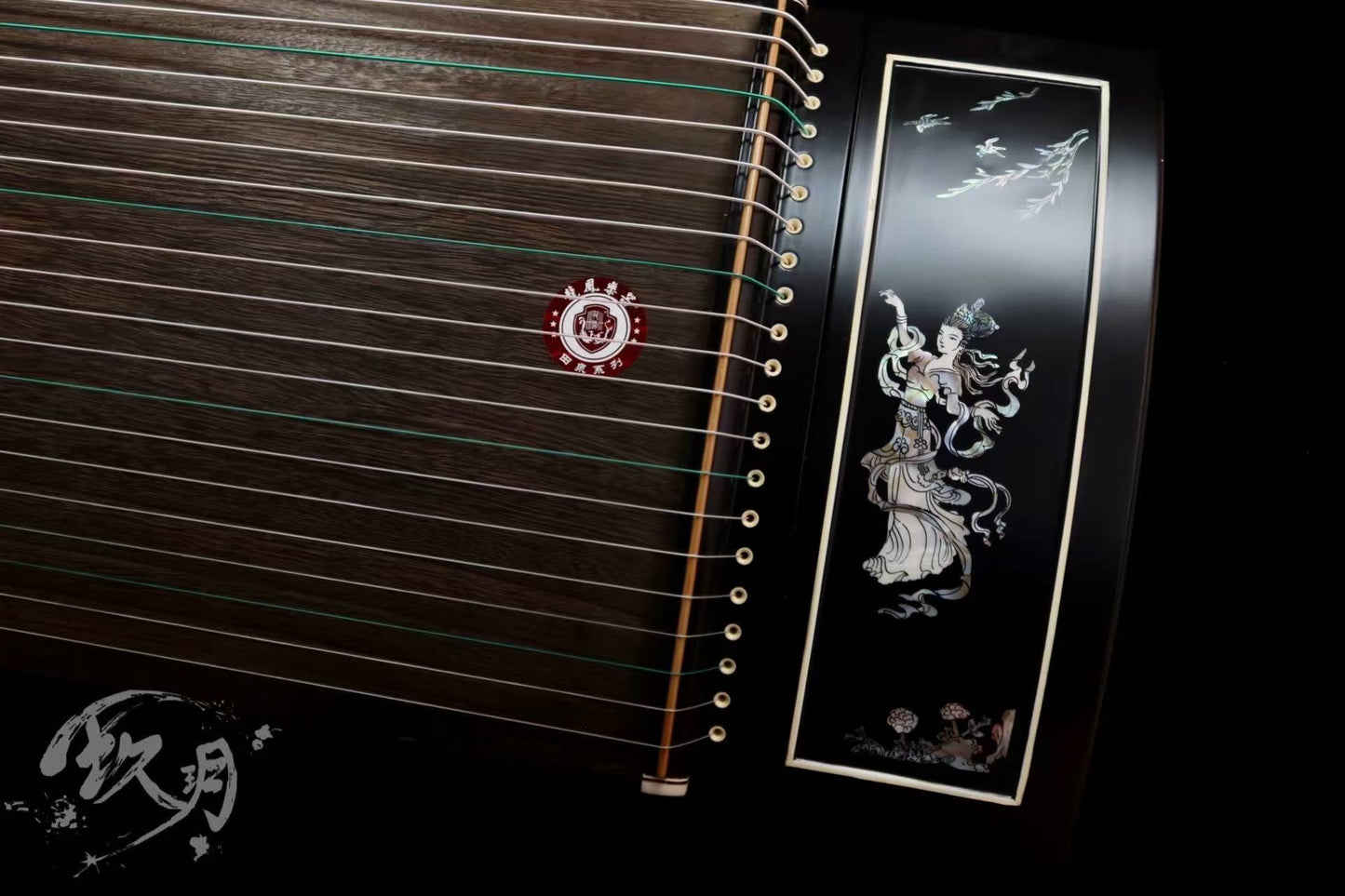 Longfeng Guzheng - Elegant Lady with Guzheng