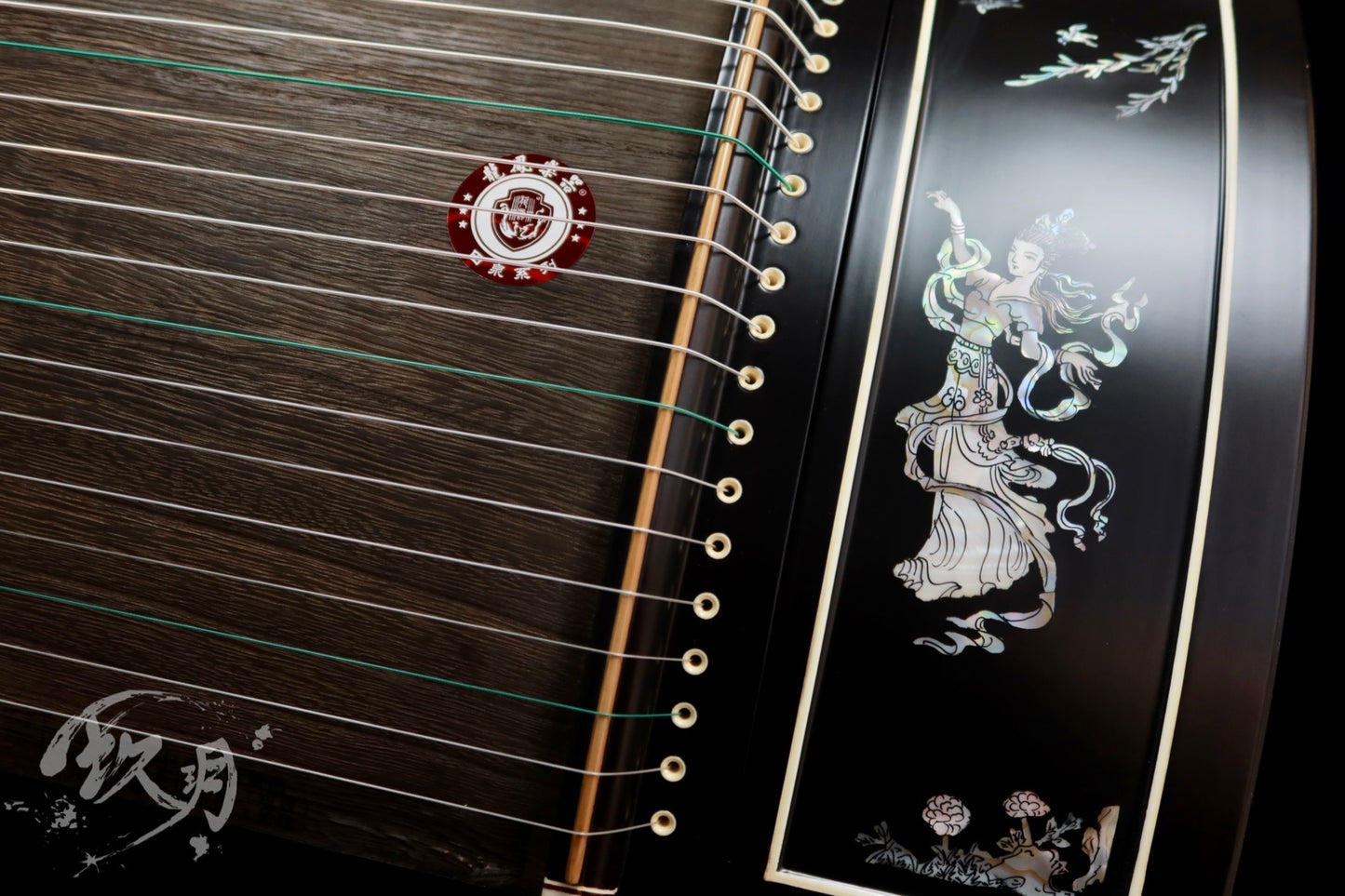 Longfeng Guzheng - Elegant Lady with Guzheng
